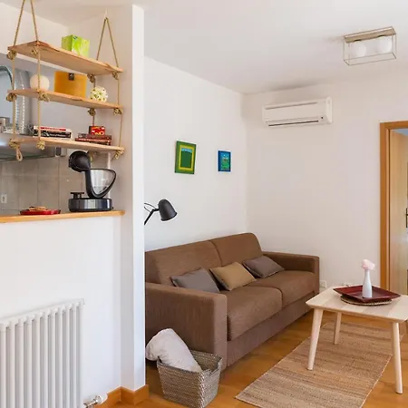 Zenta With Terrace And Sea View, 4 Min Walk To The Apartmán Split