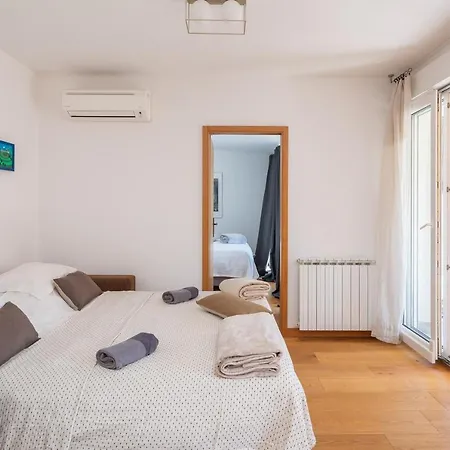 Zenta With Terrace And Sea View, 4 Min Walk To The شقة *