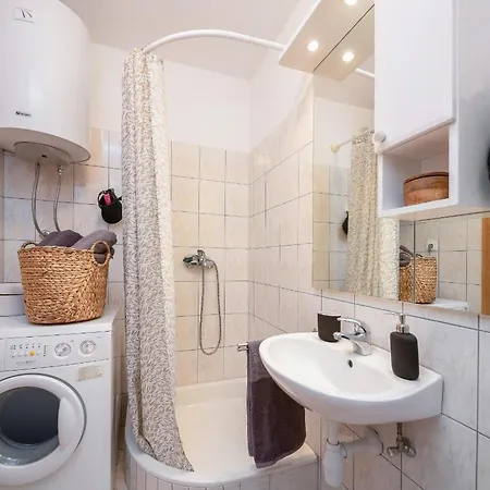 Zenta With Terrace And Sea View, 4 Min Walk To The Apartmán Split